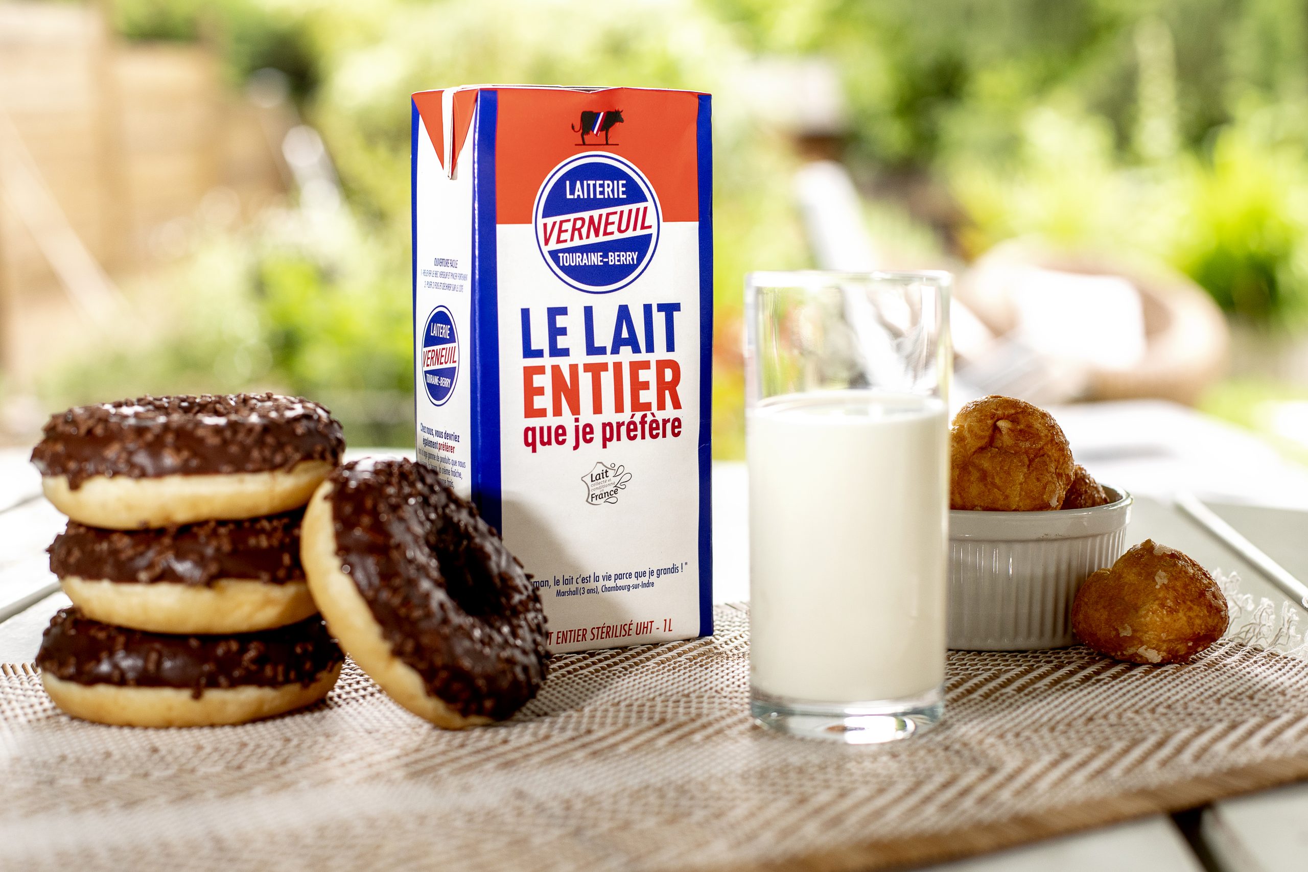 Donuts au chocolat accompagné un verre de lait entier Verneuil