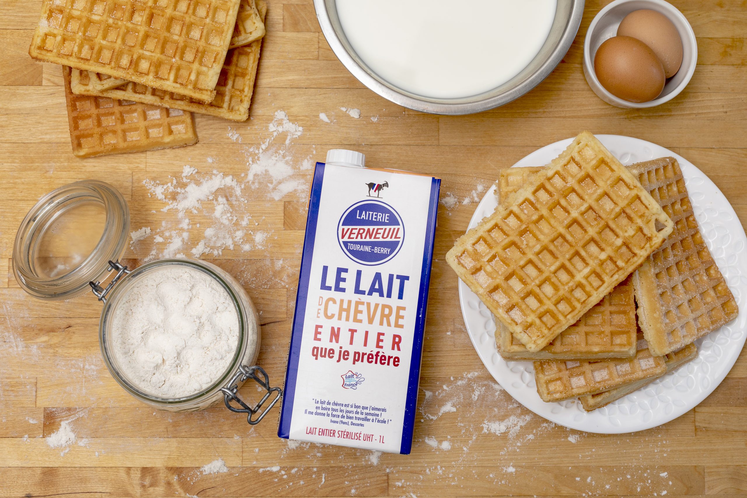 Assiettes avec des gaufres au lait de Verneuil. Et une Brique de Lait de Chevre sur une table de cuisine.
