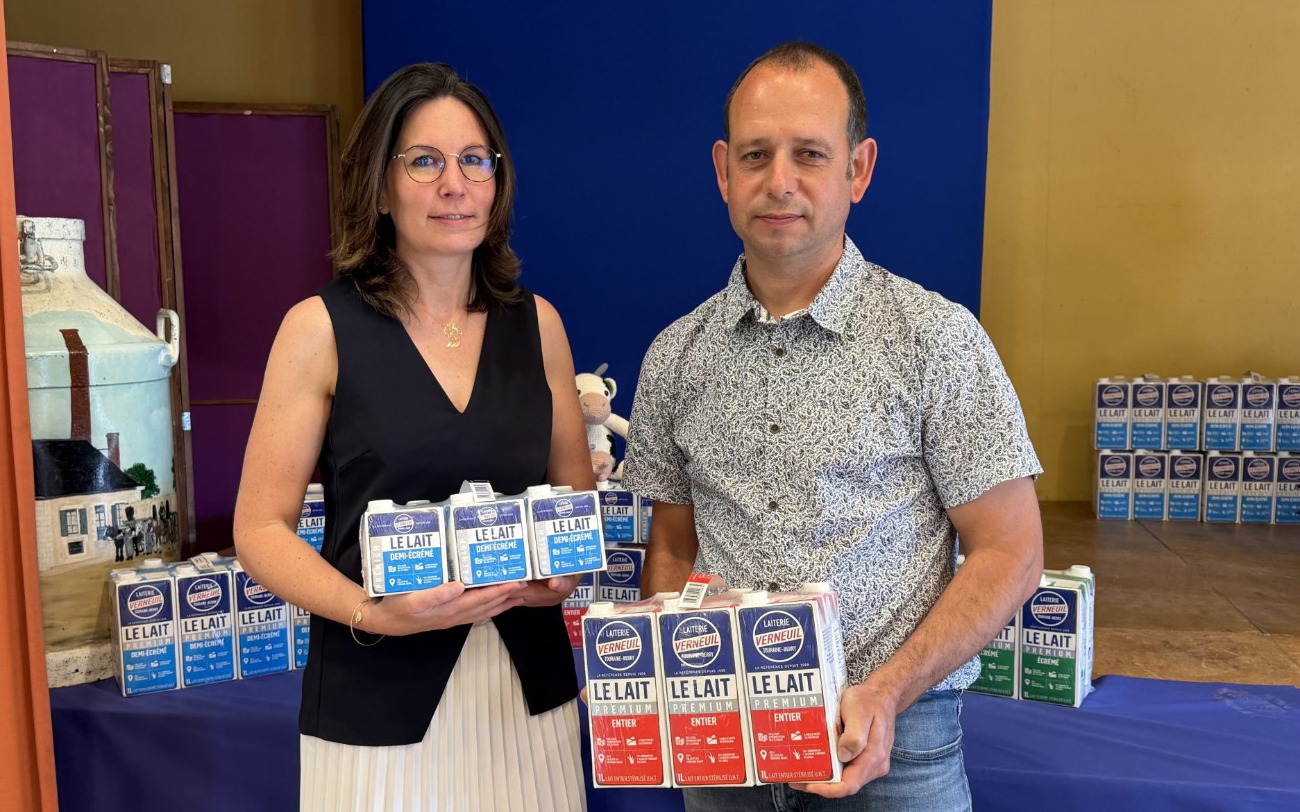 Aurélie Bahon et Denis Raguin tenant les packs de lait de la nouvelle gamme premium