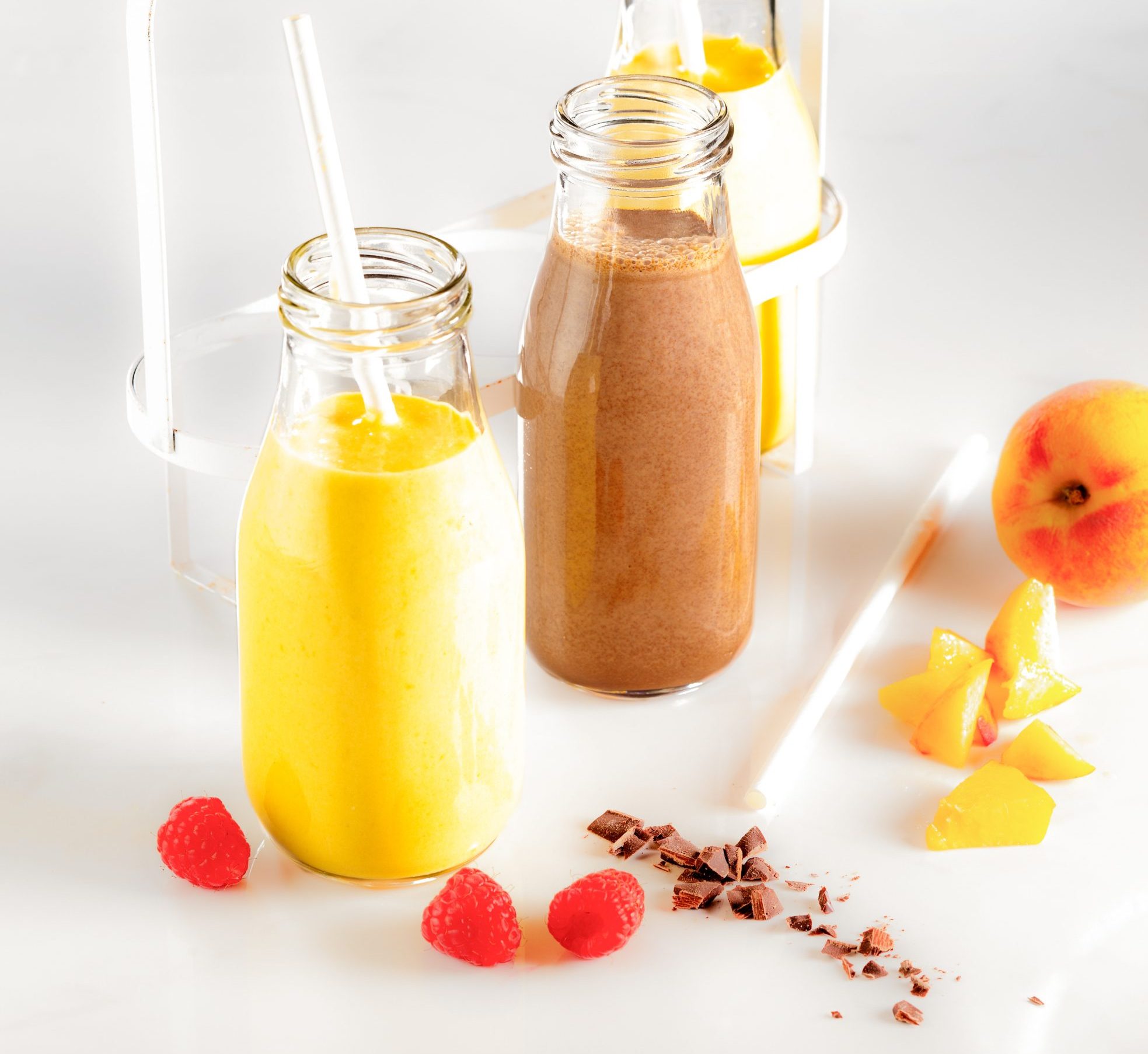 Bouteilles en verres contenant une préparation milkshake aux fruits